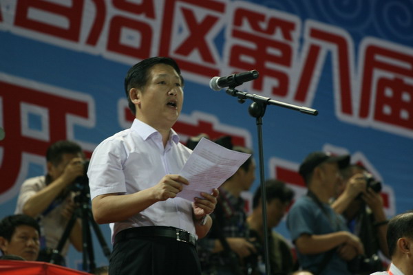 图为运动会组委会主任、自治区残联理事长边疆致开幕词