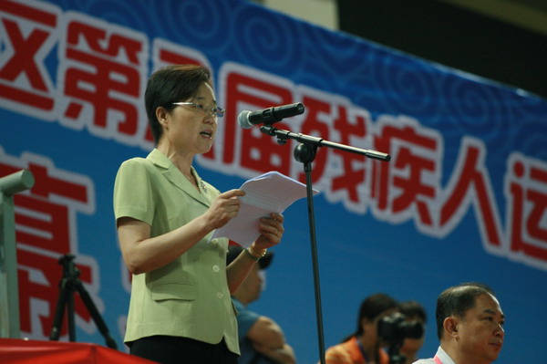 图为运动会组委会执行主任、自治区残联副理事长杨一万宣读中国残联贺信