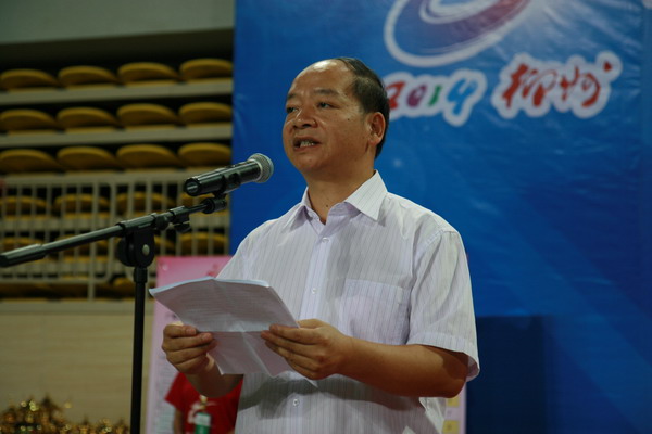 图为运动会组委会执行主任、自治区残联副理事长杨一万主持闭幕式