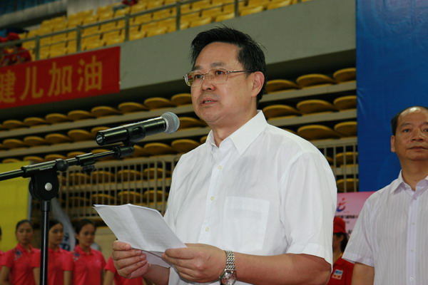 图为运动会组委会执行主任、自治区体育局副局长陈立基宣布比赛成绩和体育道德风尚奖名单