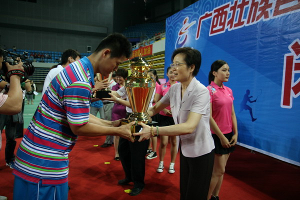 图为运动会组委会主任、自治区残联理事长边疆给获奖代表团颁奖