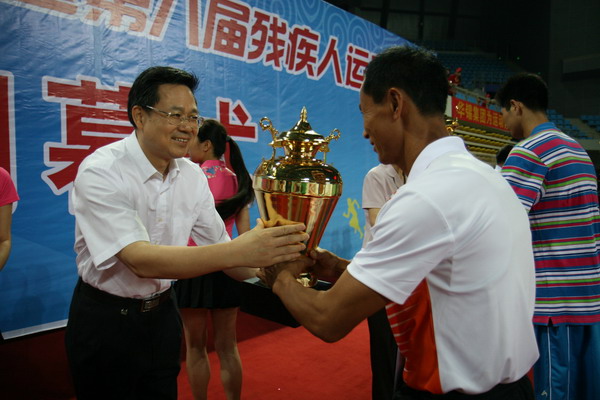 图为运动会组委会执行主任、自治区体育局副局长陈立基给获奖代表团颁奖