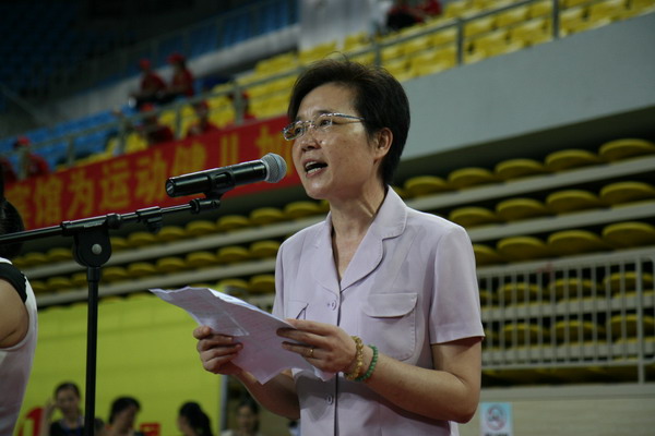 图为运动会组委会主任、自治区残联理事长边疆致闭幕词并宣布第八届全区残疾人运动会闭幕