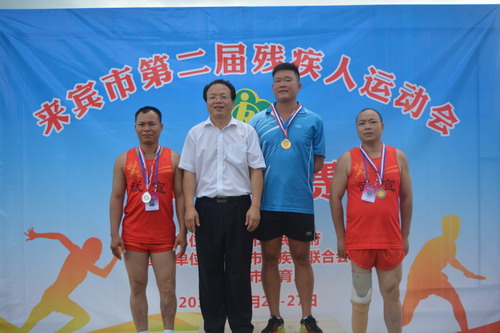 ͼΪ�����в������³���С���������������Ǧ����Ŀ���ߺ�Ӱ