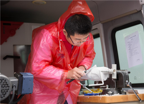 图为竞赛选手修假肢模型