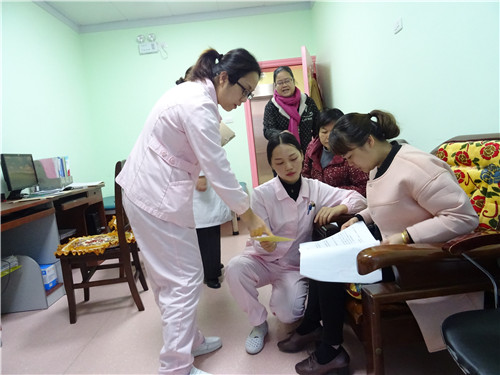 图为督导组检查指导工作