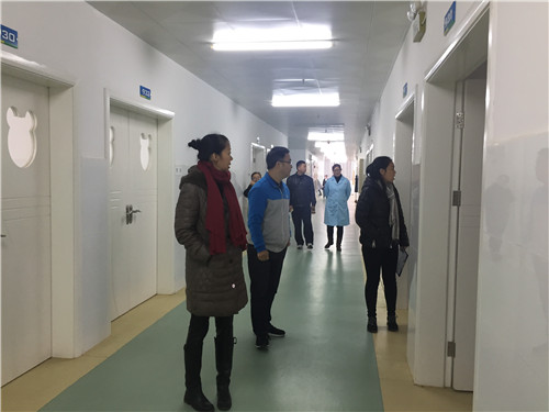 图为检查办公区设施设备安全、消防用电安全