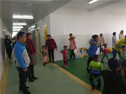 图为检查教学场所安全