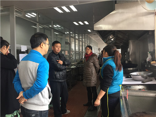 图为检查聋儿食堂安全