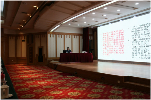 图为自治区党校卢尚纯教授解读党的十九大精神