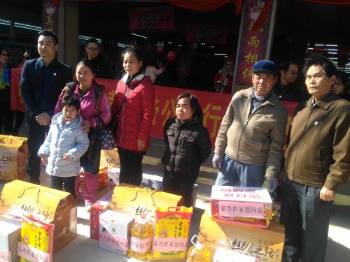 图为横县残联携手爱心企业慰问贫困残疾人